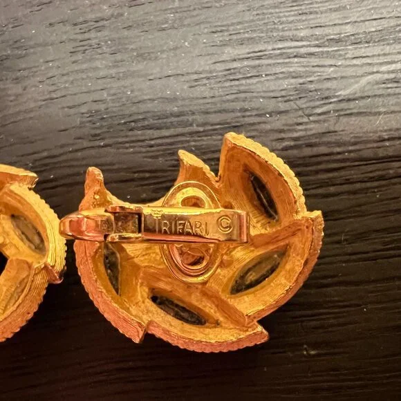 Vintage Crown Trifari Goldtone Clip Earrings, Black Glass Details - Picture 7 of 7